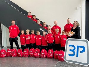 Neue Trikots, Trainingsanzüge und Rucksäcke für F-Jugend